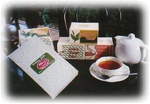 ヤシの皮を原料とし、一つ一つ手作りで作られた紅茶のパッケージ